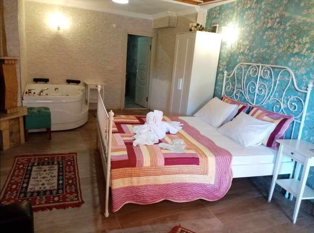 Luxury Suite with Jacuzzi and Fireplace - Photo 4