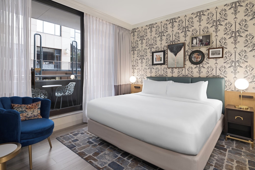 Premium Room, 1 King Bed, Accessible Bathtub (Mobility)