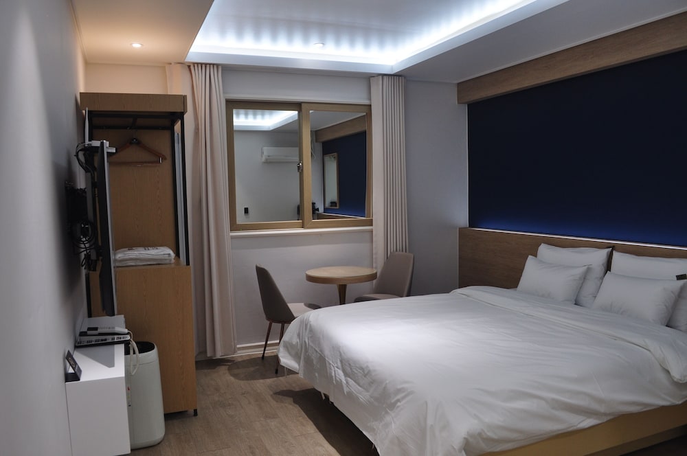 Deluxe Double Room (A, Styler, Free Netflix) photo 3