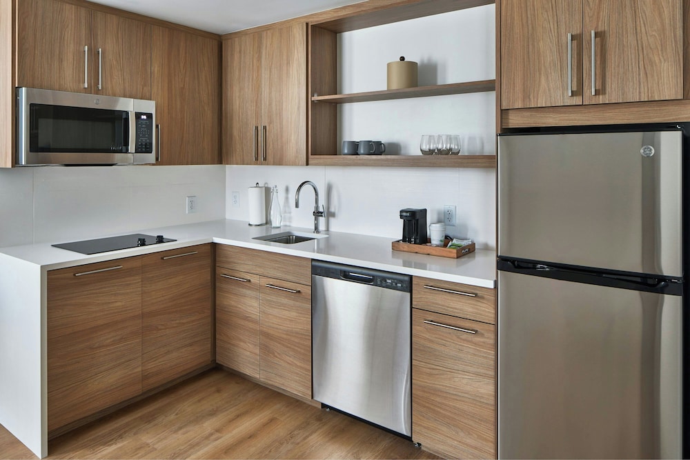 Suite, 1 Bedroom - Photo 2