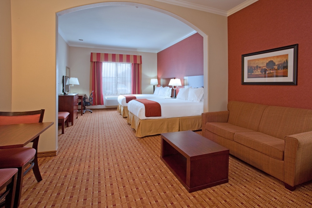 Suite, 1 King Bed, Accessible (Comms Accessible. Roll-In Shower) - Photo 5