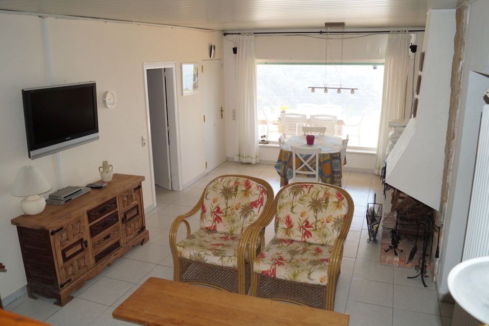 Casa familiar, 3 habitaciones, vista al mar