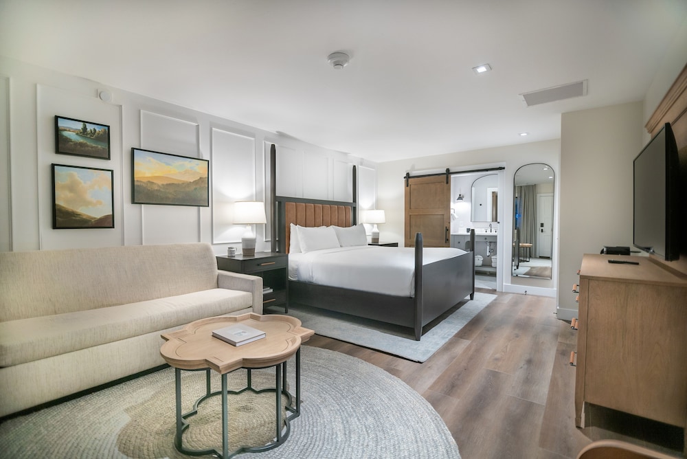 Deluxe Room, 1 King Bed (Standard King, Sofa Bed, Balcony)