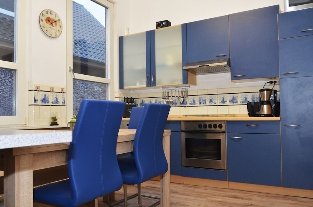 Classic Apartment, Private Bathroom, Courtyard View (FeWo 85qm, Suderstr. 42)