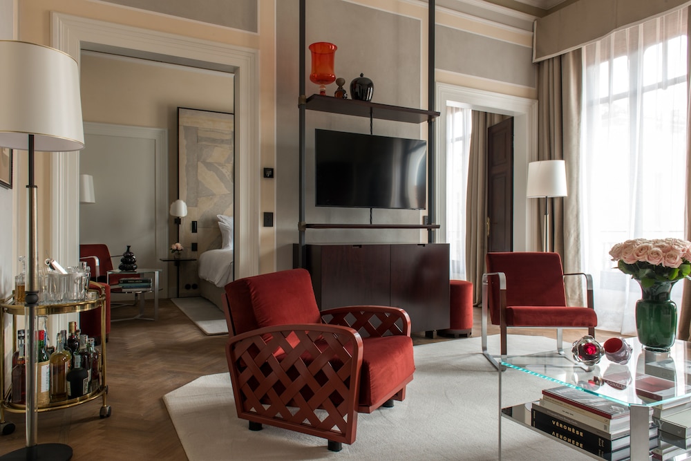Signature Suite, 1 King Bed, Pool Access, City View
