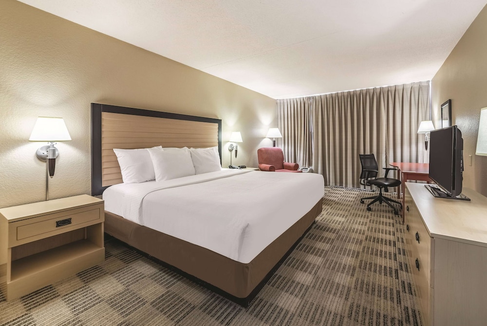 Room, 1 King Bed, Accessible, Non Smoking (Mobility/Hearing Impaired Accessible) - Photo 4