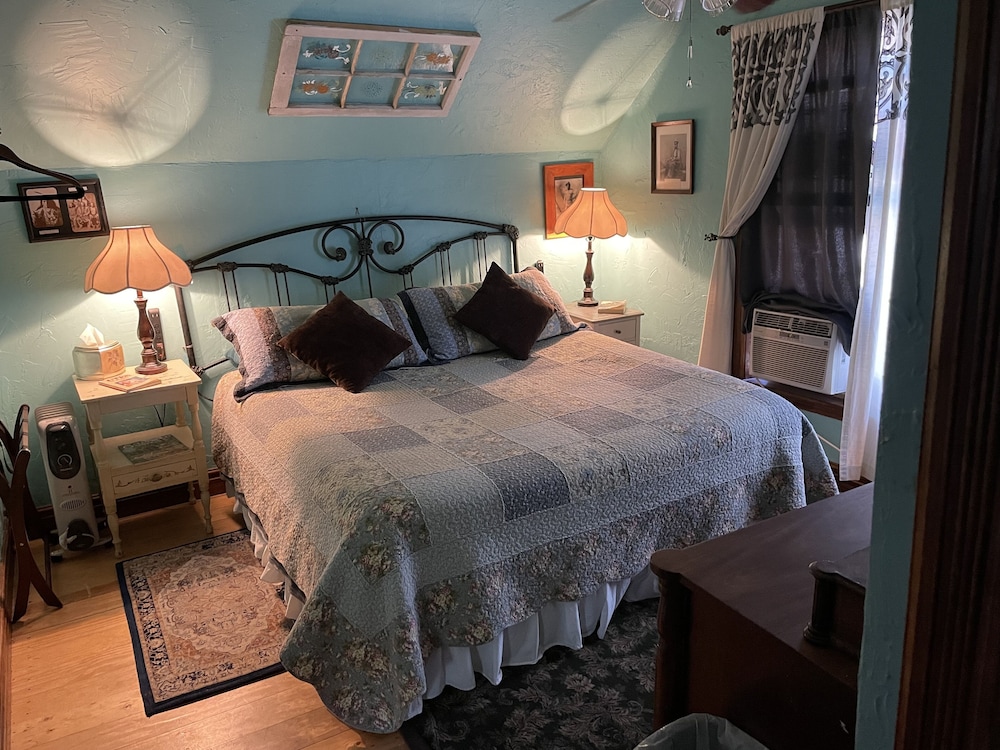 Downtown BnB King Bed Clawfoot Tub & Jacuzzi 2 photo 2
