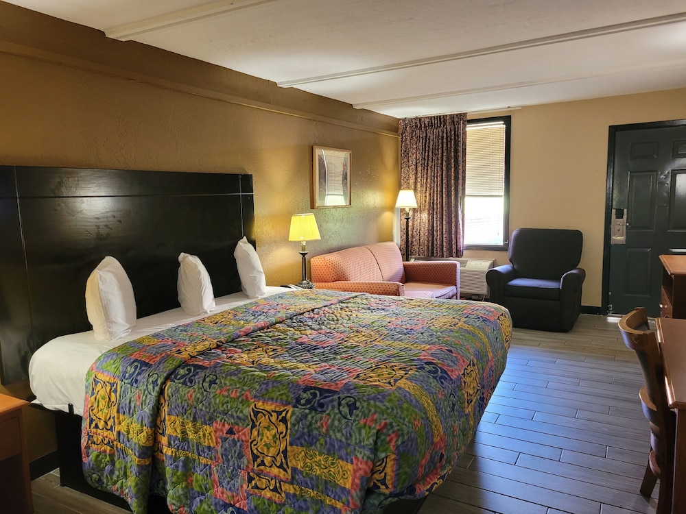 Room, 1 King Bed, Non Smoking (Pet Friendly) - Photo 1