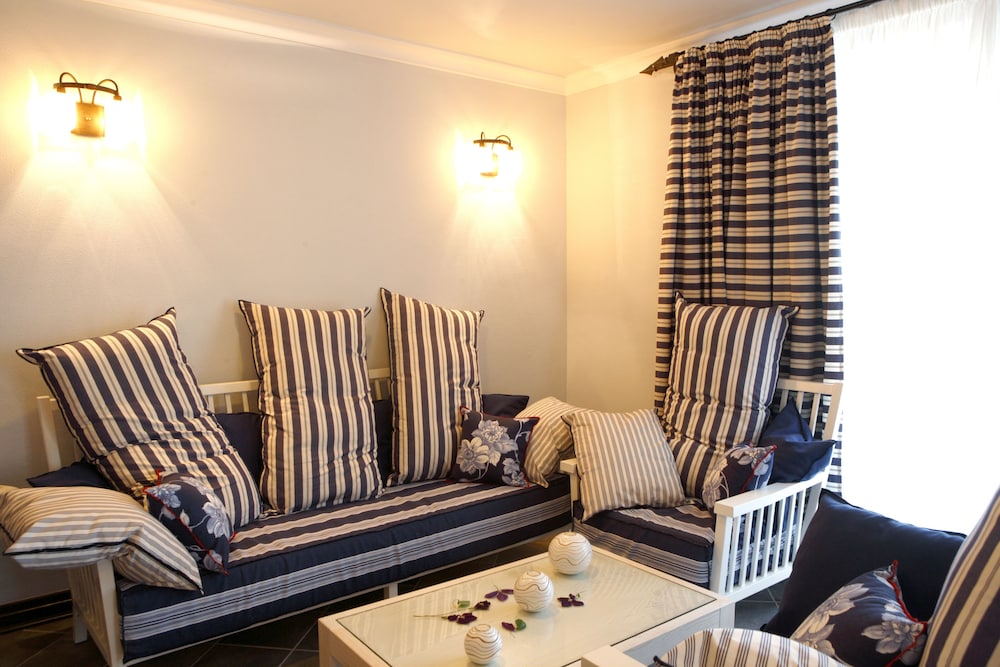 Deluxe Double Room, Balcony, Partial Sea View photo 2