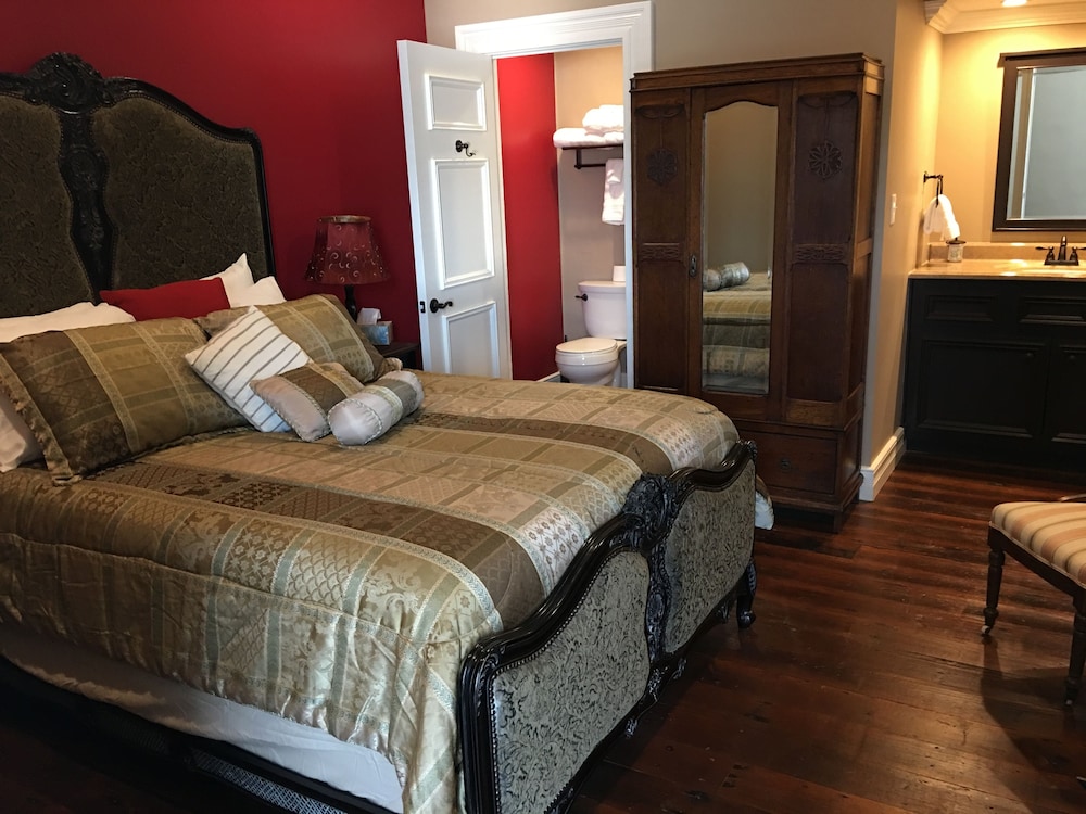 Deluxe Room, 1 Queen Bed photo 2