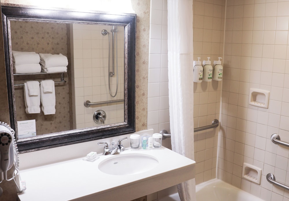 Room, 1 King Bed, Accessible, Non Smoking (Bathtub with Grab Bars) - Photo 3