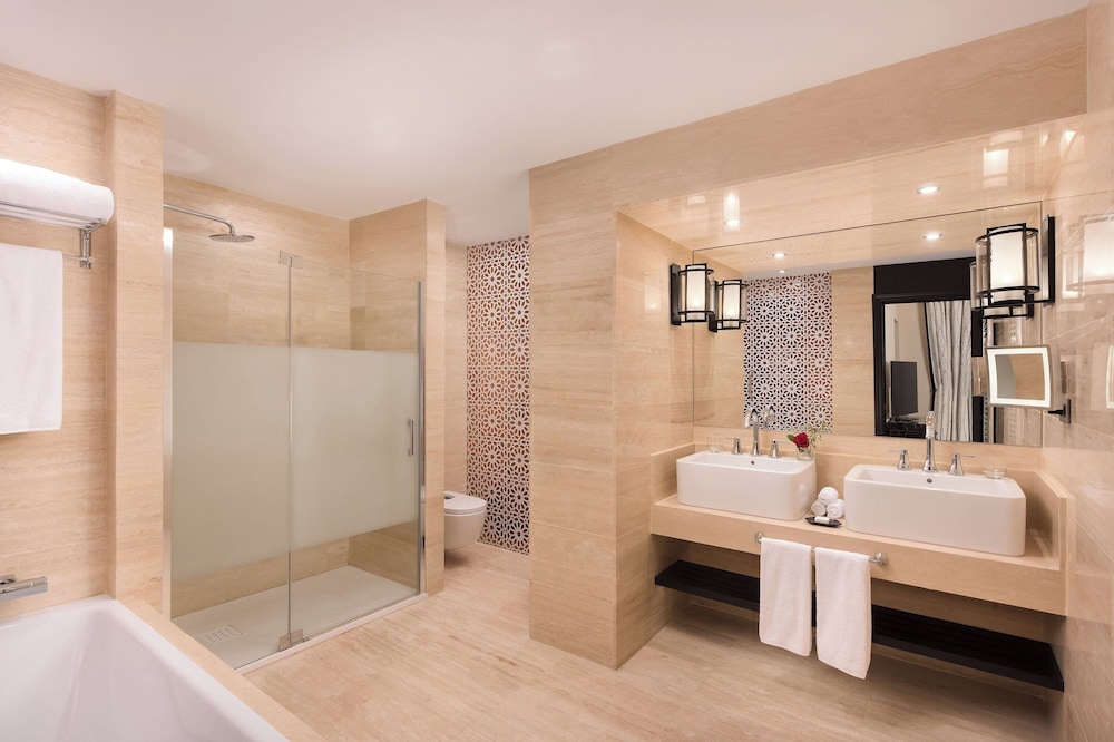 Grand Suite, 1 Bedroom, Corner thumbnail 6