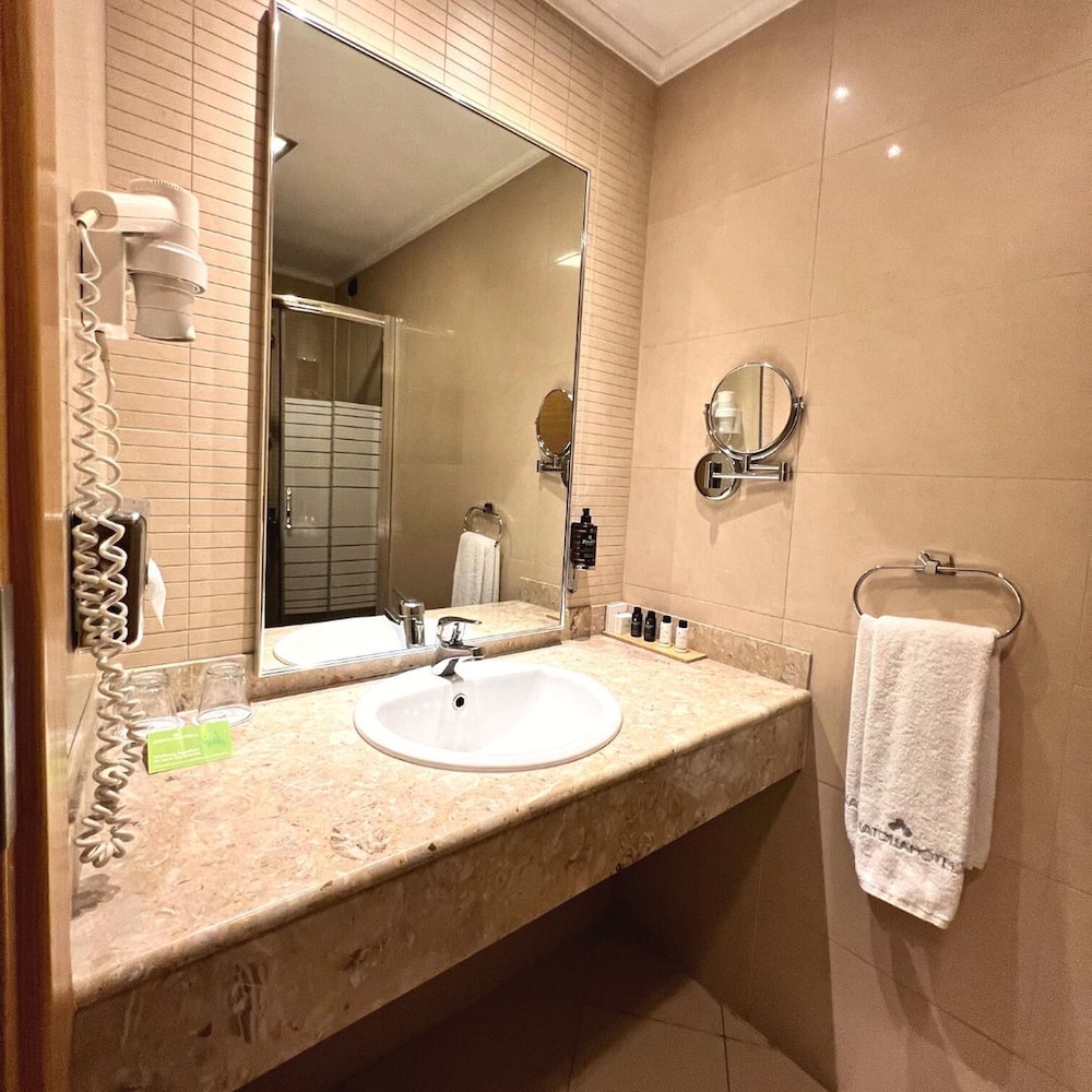 Twin Room - Disability Access - Photo 4