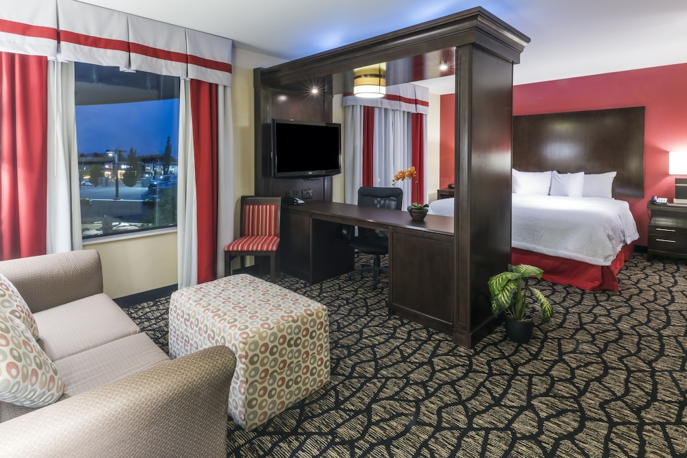 Suite, 1 King Bed, Accessible (Hearing) - Photo 2
