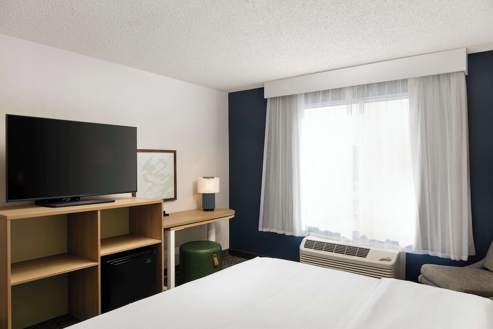 Room, 1 King Bed, Accessible (Mobility & Roll-In Shower) - Photo 2