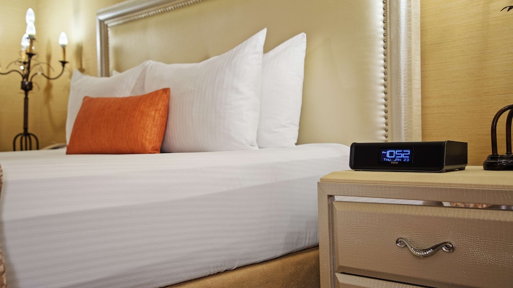 Suite, 1 King Bed, Balcony, City View thumbnail 6
