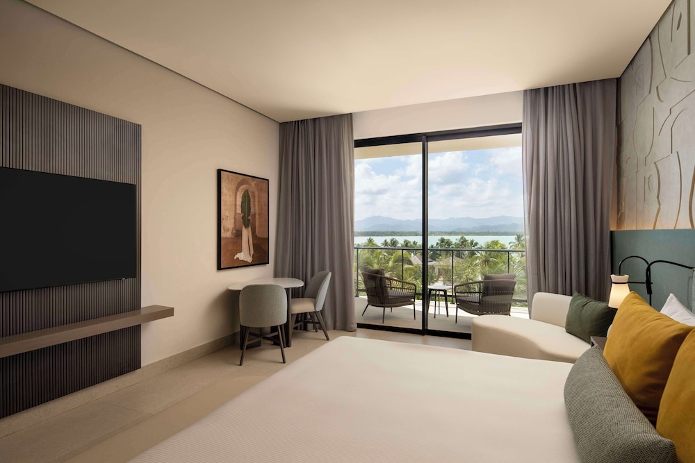 Room, 1 King Bed, Oceanfront - Photo 1