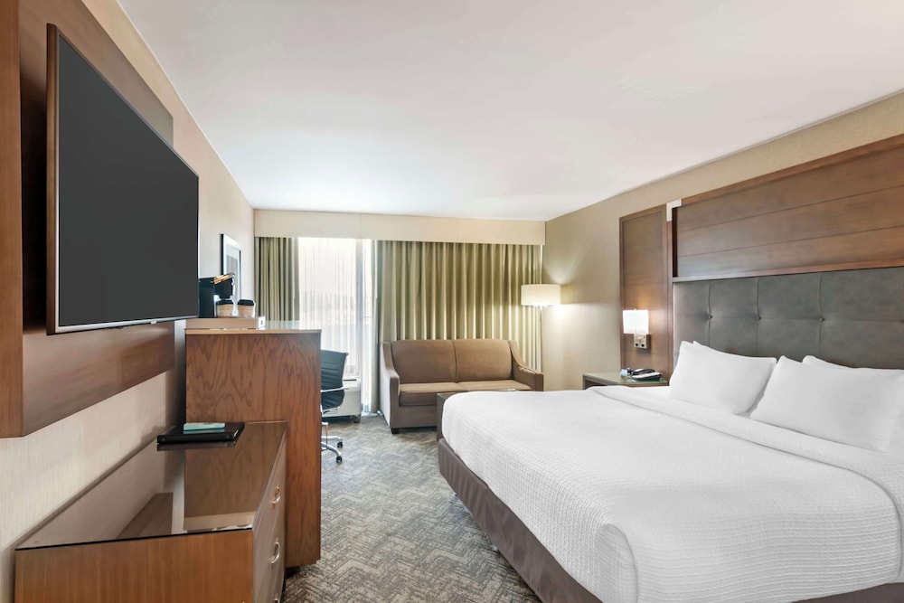 Standard Room, 1 King Bed, Accessible, Refrigerator photo 1