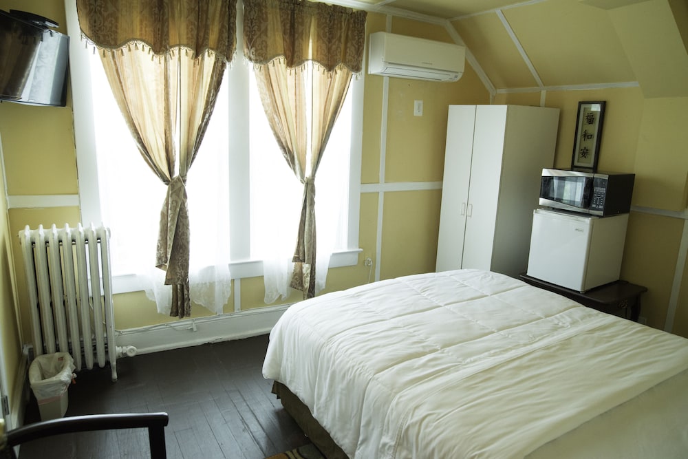 Room, 1 Queen Bed, Private Bathroom (Carroll) photo 1