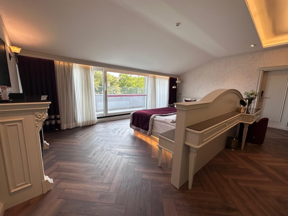 Suite, 1 King Bed photo 2
