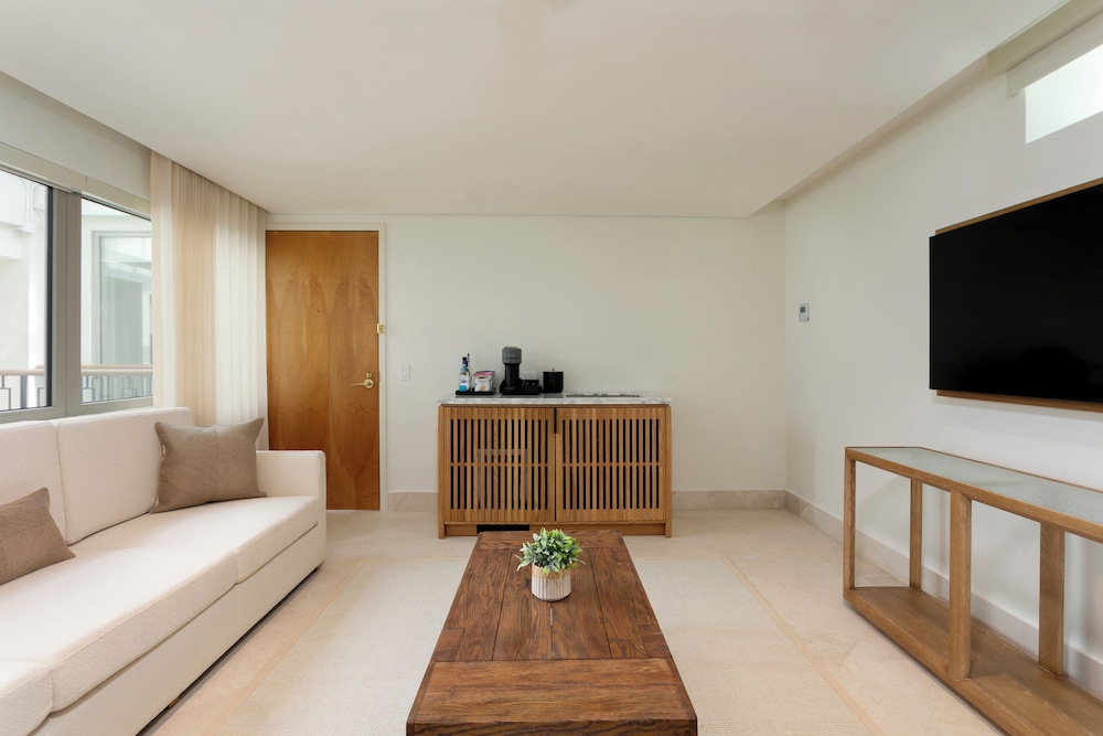 Suite, 1 Bedroom (Courtyard, King)