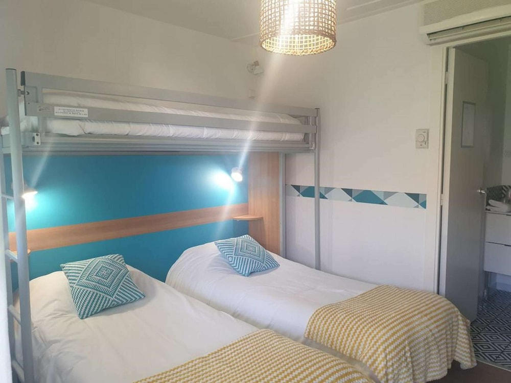 Standard Room, 3 Twin Beds - Photo 14