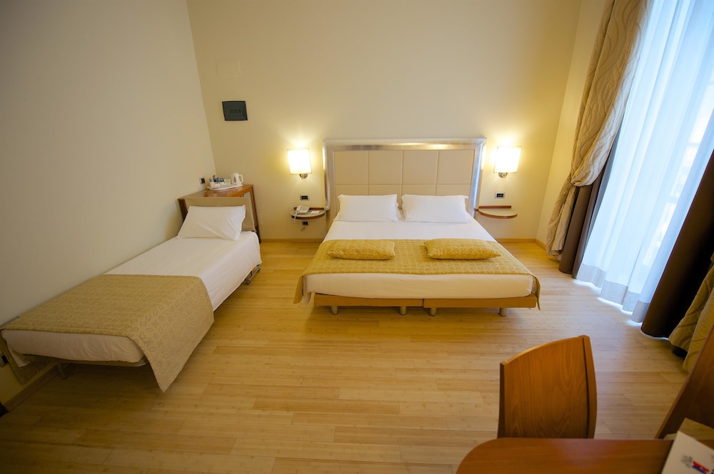 Standard Room, Multiple Beds - Photo 1