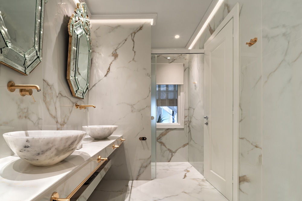 Dreamy Honeymoon Suite with Outdoor Hot Tub, Sea View - Photo 12
