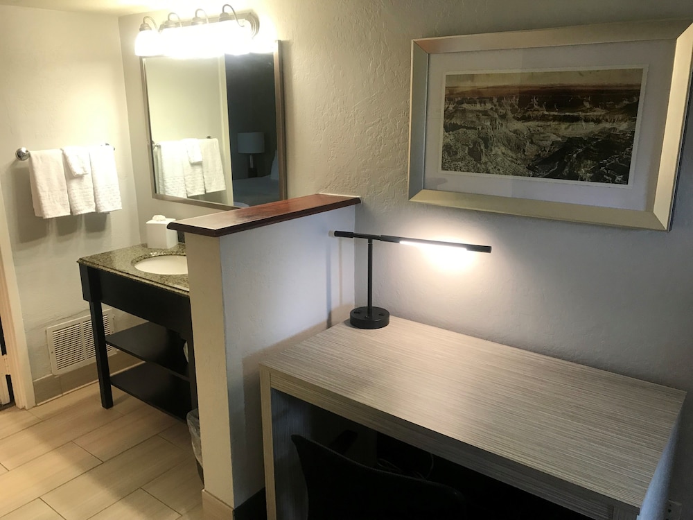 Junior Suite, 1 Queen Bed, Non Smoking - Photo 3