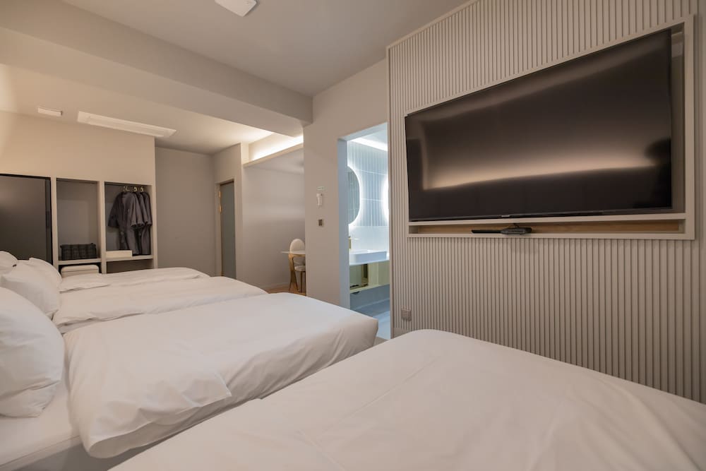 Family Quadruple Room - Photo 1