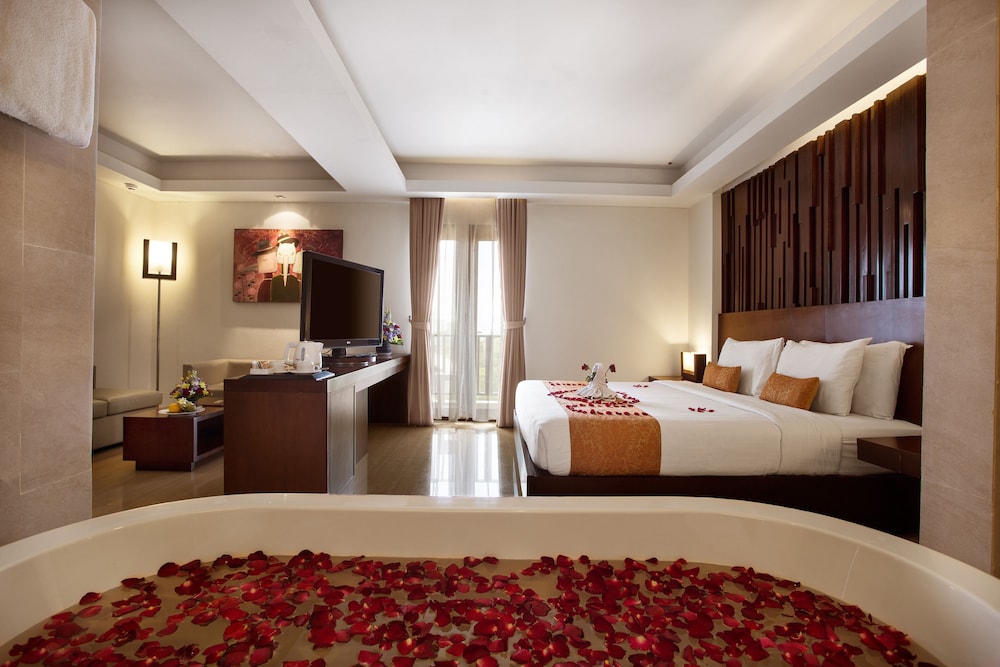 Honeymoon Suite - Photo 3