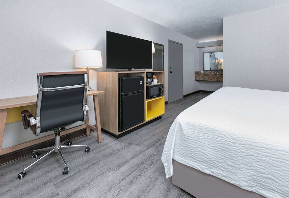Suite, 1 Double Bed, Refrigerator - Photo 1