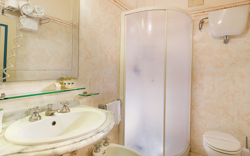 Standard Double or Twin Room - Photo 6