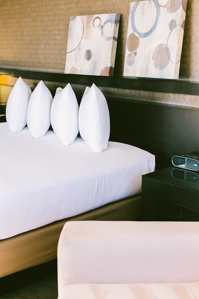 Room, 1 King Bed with Sofa bed (Deluxe View) - Photo 2