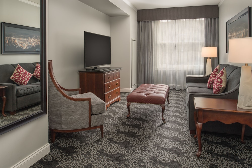 Suite, 1 King Bed, Accessible, Allergy Friendly thumbnail 6
