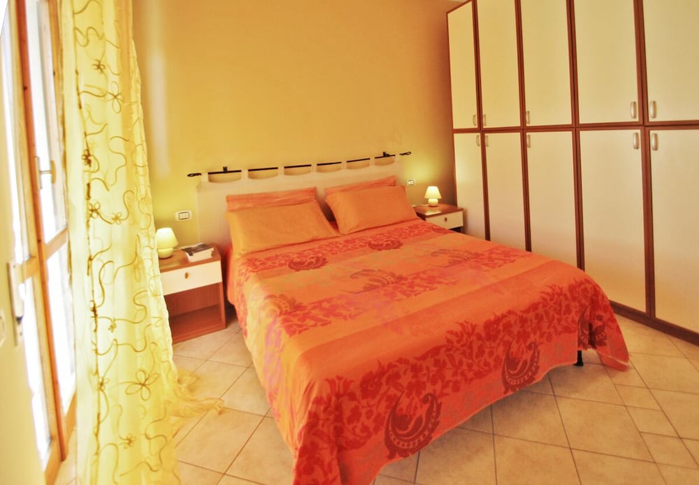 Room, Multiple Beds (Camera Gialla)