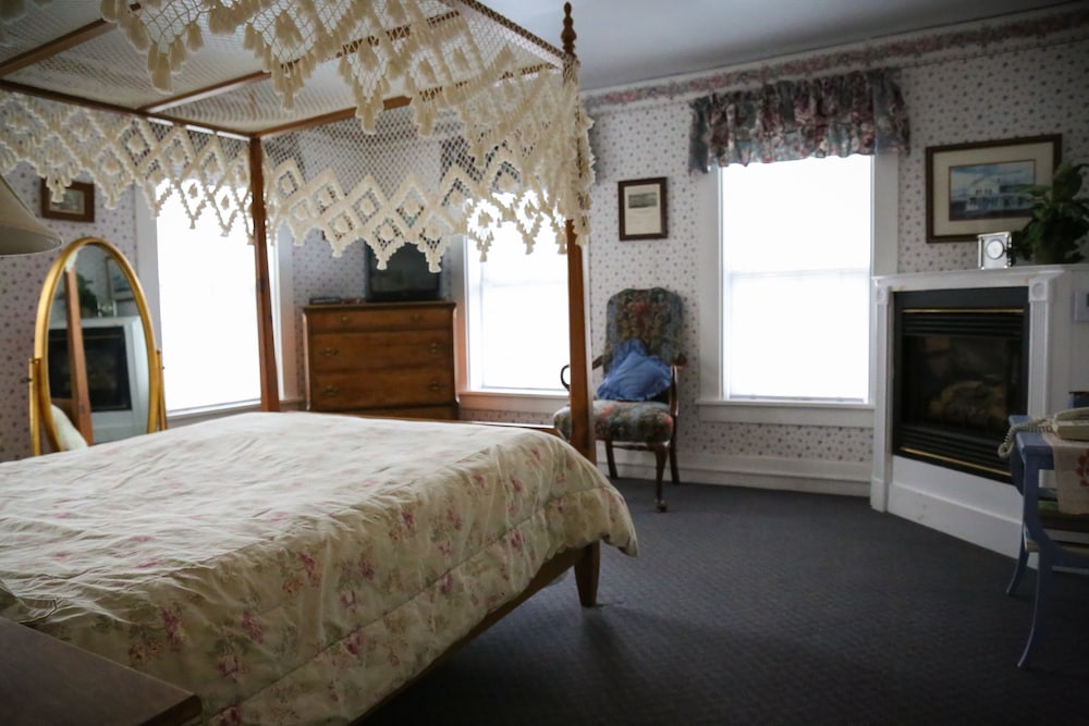 Room, 1 King Bed, Fireplace photo 1