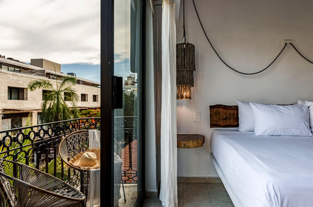 Deluxe King Room with Balcony and City Views - Photo 9