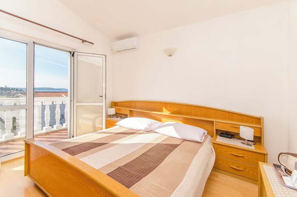Room (S1)