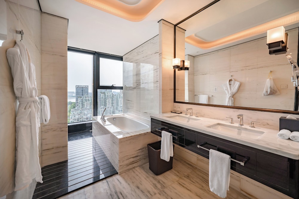 Suite, 1 King Bed, City View