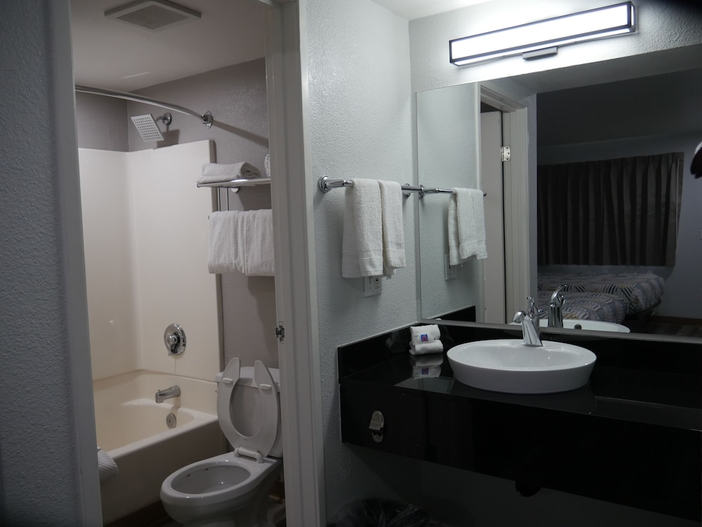 Deluxe Room, 2 Queen Beds, Non Smoking, Refrigerator & Microwave photo 3