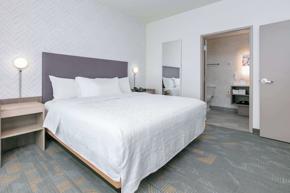 Suite, 1 King Bed, Accessible, Bathtub - Photo 2
