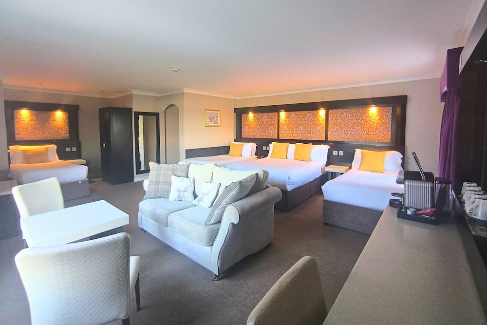 Deluxe Family Suite -Double Bed & 3 Single Beds - Photo 1