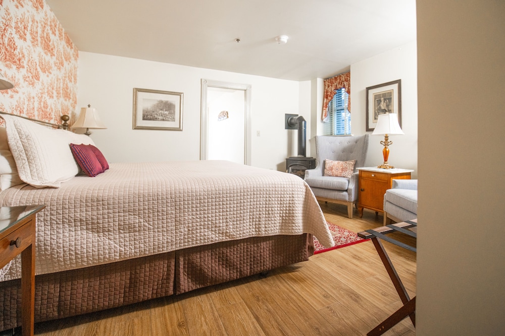 Premier Suite #2, 1 King Bed, Private Entrance, Ground Floor photo 2