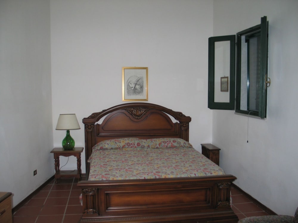 House, 2 Bedrooms photo 1