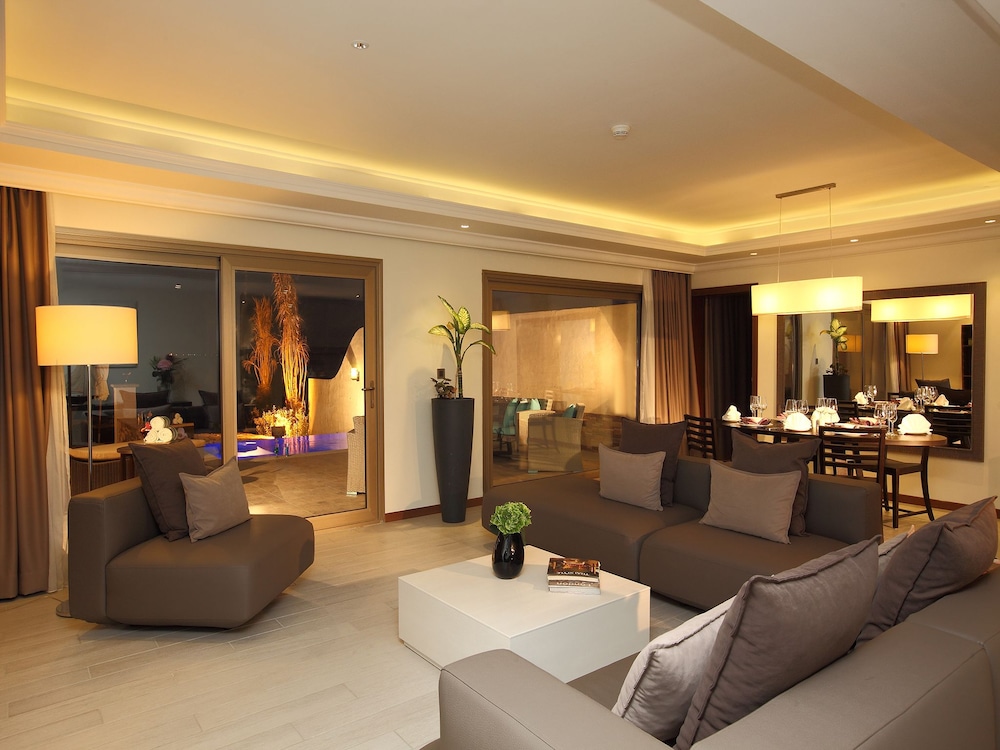 Royal Villa photo 3