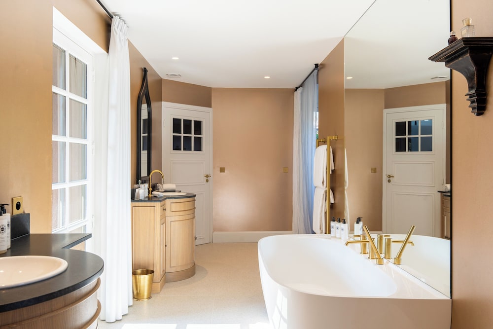 Signature Suite - Photo 2