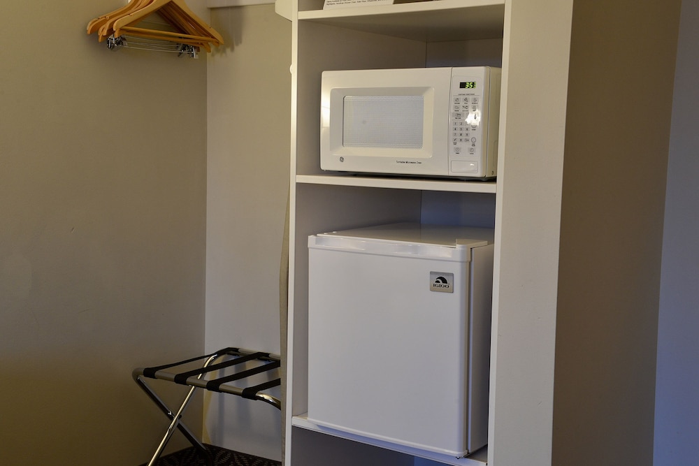 Business Room, 1 King Bed, Refrigerator & Microwave photo 2