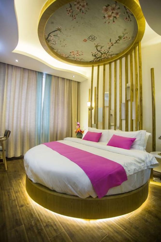 Superior Double Room with Round Bed photo 3