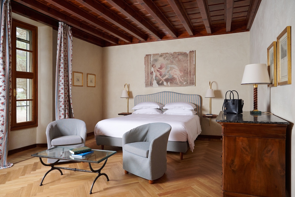 Comfort Room - Photo 1